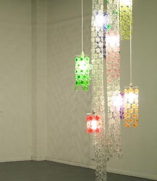 Đồ chơi tự tạo: Trang trí nhà bằng chai nhựa vô cùng độc đáo
