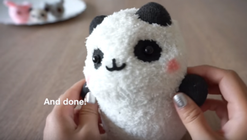 Đồ chơi tự tạo: Cách làm gấu Panda nhồi bông cực xinh bằng bít tất