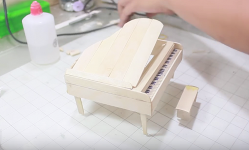 Đồ chơi tự tạo: Cách làm đàn piano bằng que đè lưỡi