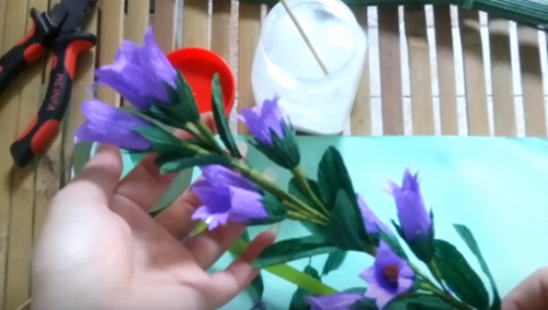 Đồ chơi tự tạo: Cách làm hoa khổ sâm bằng giấy nhún
