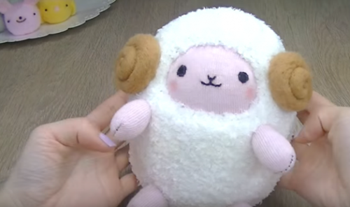 Đồ chơi tự tạo:Cách làm chú cừu nhồi bông ngộ nghĩnh bằng bít tất