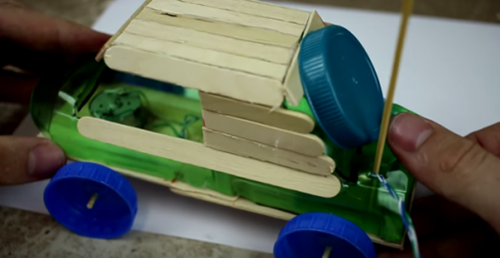 Đồ chơi tự tạo: Tận dụng vỏ chai nhựa để làm ô tô đồ chơi