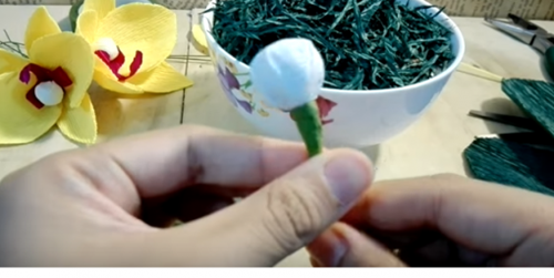 Đồ chơi tự tạo: Cách làm hoa lan hồ điệp bằng giấy nhún tuyệt đẹp