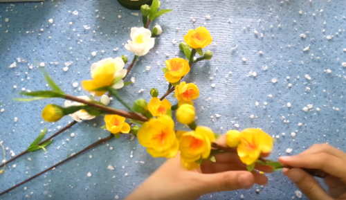 Đồ chơi tự tạo:Cách làm hoa mai bằng giấy nhún tuyệt đẹp