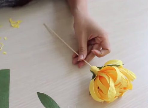 Đồ chơi tự tạo: Cách làm hoa cúc bằng giấy nhún