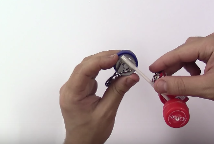Đồ chơi tự tạo: Cách làm xe ô tô đồ chơi từ nắp chai nhựa và pin