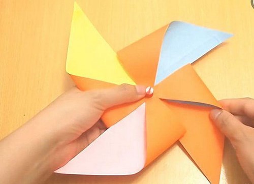Đồ chơi tự tạo: Cách làm chong chóng giấy 4 cánh