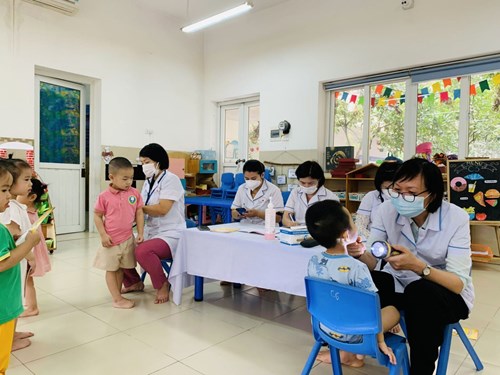 Trường Mn Hoa Thuỷ Tiên tổ chức khám sức khoẻ cho học sinh toàn trường