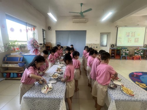 Hoạt động dạy trẻ kĩ năng ăn buffet lớp mgl a1