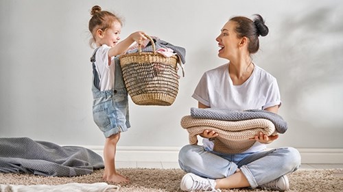 Những lợi ích tuyệt vời khi cha mẹ giao việc nhà cho bé