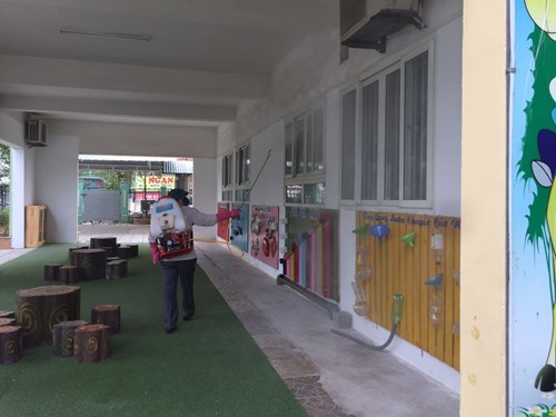 Trường Hoa Thuỷ Tiên tổ chức phun thuốc muỗi toàn trường để phòng dịch số xuất huyết