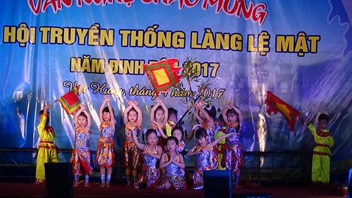 Tiết mục múa   Nổi trống lên  Khối mẫu giáo lớn trường MN Hoa Thủy Tiên tham gia biểu diễn tại hội làng Lệ Mật tối ngày 17/04/2017