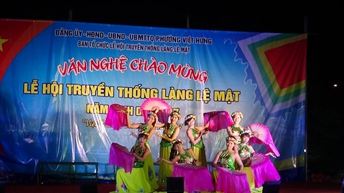 Tiết mục múa  Hương sắc Việt Nam  của các cô giáo trường MN Hoa Thủy Tiên biểu diễn tại đêm văn nghệ Hội làng Lệ Mật tối ngày 17/4/2017