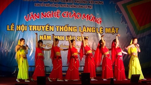 Tiết mục múa hát  Tiếng trống Para nưng  do các cô giáo trường MN Hoa Thủy Tiên biểu diễn tại đêm văn nghệ hội làng Lệ Mật tối ngày 17/4/2017