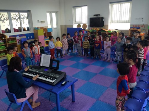 Lớp mẫu giáo bé C6 với hoạt động giáo dục âm nhạc: Dạy hát: Đường và chân 
