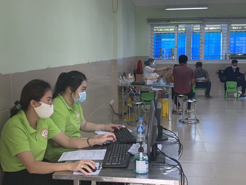 Trường mầm non Hồng Tiến hỗ trợ Trạm Y tế phường Bồ Đề trong công tác phòng chống dịch Covid 19.