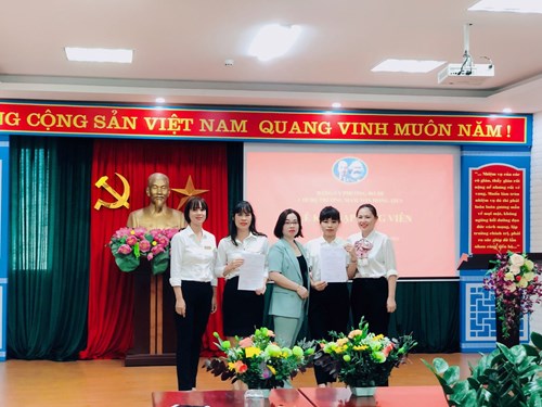 Chi bộ trường mầm non Hồng Tiến long trọng tổ chức lễ kết nạp đảng viên mới