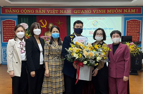 Trường mầm non hồng tiến nhận hoa chúc mừng ngày nhà giáo việt nam 20/11 của lãnh đạo phường bồ đề