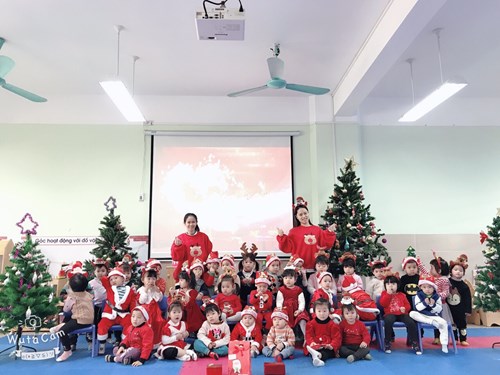 Vui Noel cùng các bạn nhỏ lớp D1 tại trường mầm non Hồng Tiến