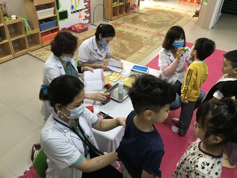 Khám sức khoẻ định kỳ cho học sinh tại trường mầm non Hồng Tiến, quận Long Biên