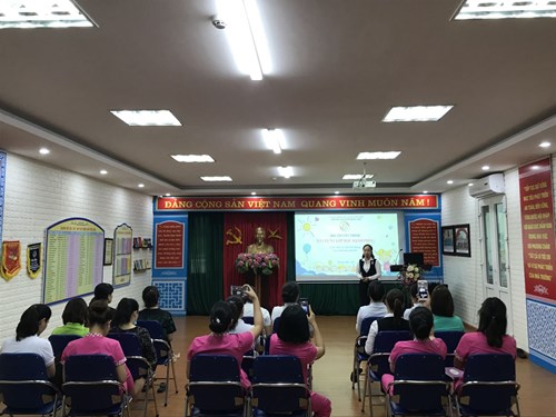 Cô giáo Vũ Thị Thu Hằng chia sẻ kinh nghiệm thuyết trình   Xây dựng lớp học hạnh phúc 