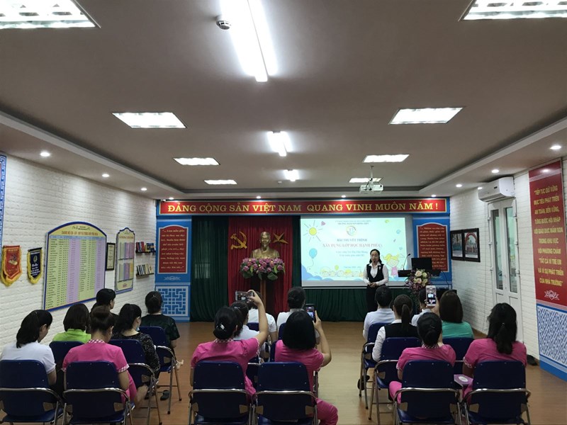 Cô giáo Vũ Thị Thu Hằng chia sẻ kinh nghiệm thuyết trình   Xây dựng lớp học hạnh phúc 