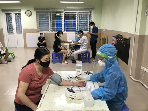 Trường mầm non Hồng Tiến phối hợp với đoàn y bác sỹ của tỉnh Bắc Giang hỗ trợ quận Long Biên trong công tác phòng chống dịch Covid 19.