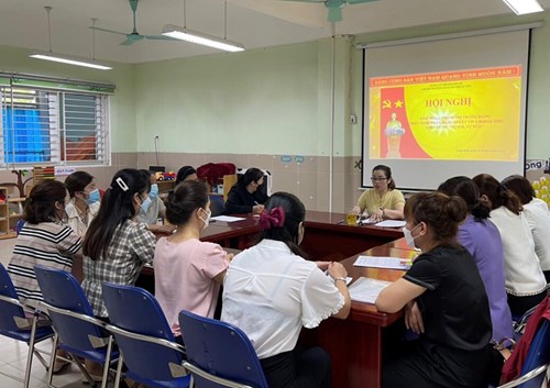 Chi bộ Trường MN Hồng Tiến tổ chức Hội nghị sinh hoạt chính trị trong Đảng theo tinh thần Nghị quyết Trung ương 4 (khóa XIII) với chủ đề “Tự soi, tự sửa”