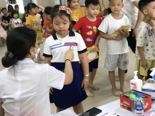Trường mầm non Hồng Tiến tổ chức khám sức khỏe cho trẻ năm học 2021-2022.