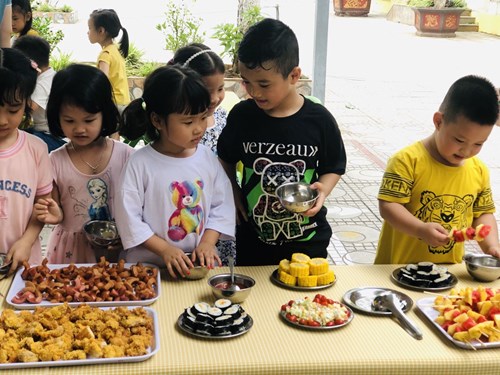 Lớp MGN B1 với bữa tiệc buffet nhân dịp tông kết năm học 2021-2022 và chia tay các bé mẫu giáo lớn ra trường.