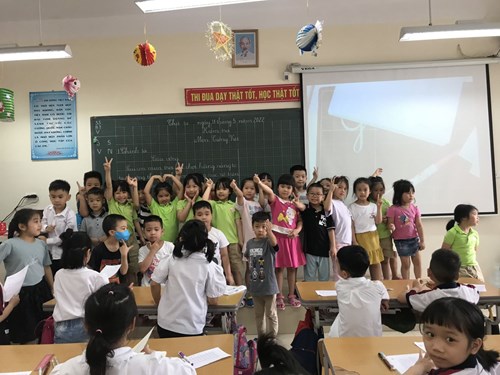 Lớp mẫu giáo lớn A3 tổ chức cho trẻ thăm quan trường tiểu học Bồ Đề