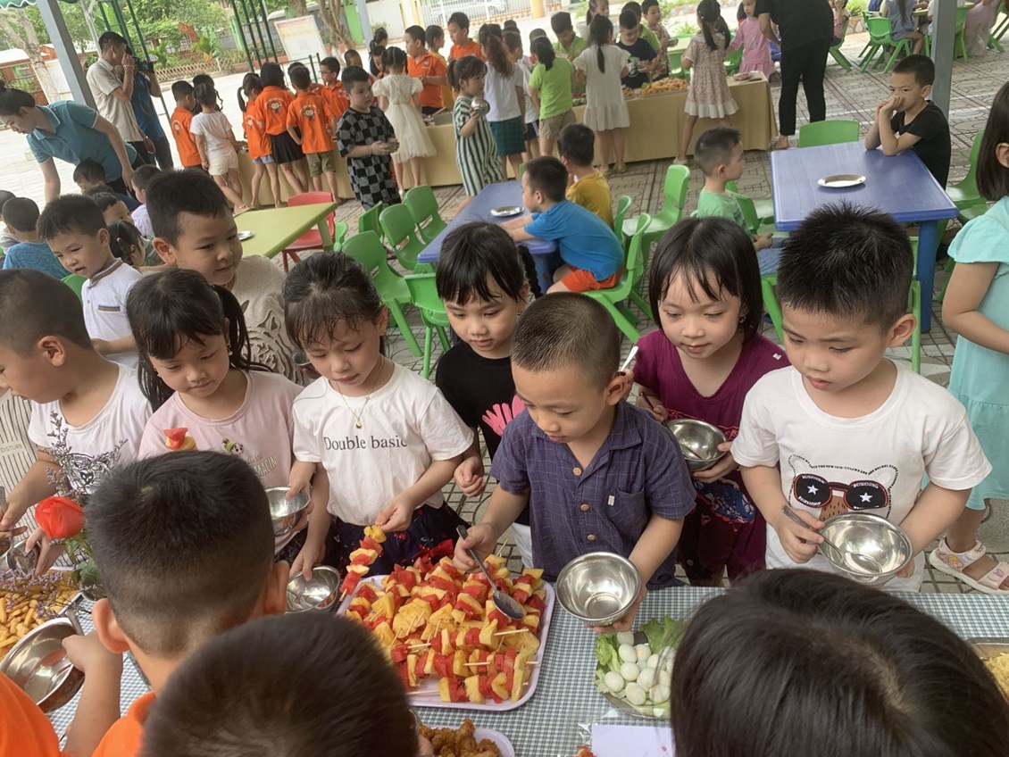 Trường MN Hồng Tiến tổ chức tiệc buffet cho trẻ nhân dịp Tổng kết năm học 2021 -2022, chia tay trẻ 5 tuổi ra trường  và Vui tết thiếu nhi 1/6.