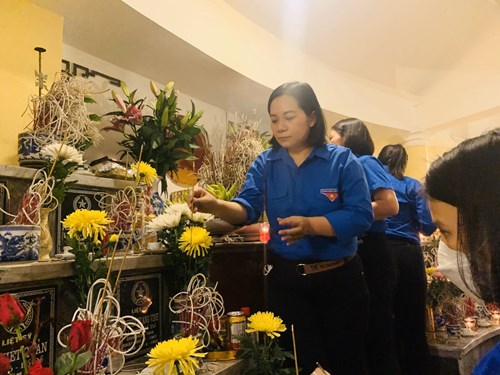Chi đoàn Trường Mầm non Hồng Tiến đã tham gia lễ “ Thắp nến tri ân - thả đèn hoa đăng kỉ niệm 75 năm ngày Thương binh liệt sĩ” tại đài tưởng niệm phường Bồ Đề.