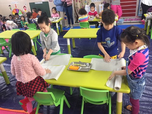 Trường MN Hồng Tiến tổ chức kiến tập quy chế   Tổ chức giờ ăn  của 4 lứa tuổi cho giáo viên toàn trường