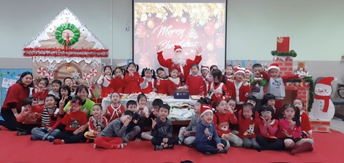 Vui Noel cùng các bạn nhỏ lớp A1 tại trường mầm non Hồng Tiến