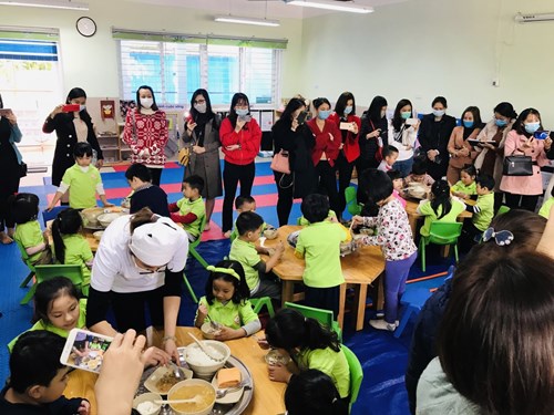 Những khoảnh khắc đáng yêu của các bạn nhỏ lớp Mẫu giáo lớn A3 trong hoạt động giờ ăn tại trường mầm non Hồng Tiến.