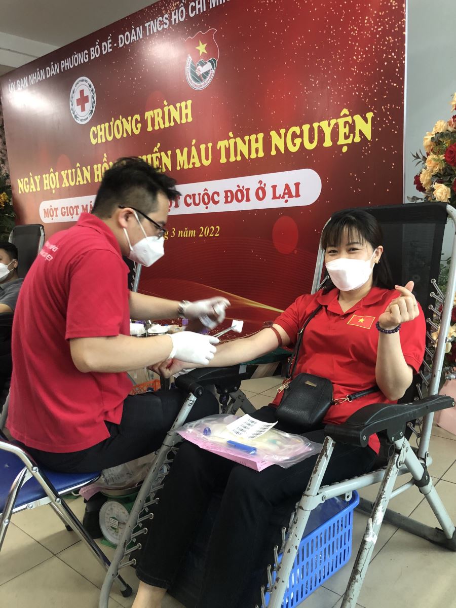 GV Đinh Thị Nguyệt Minh tham gia hiến máu nhân đạo