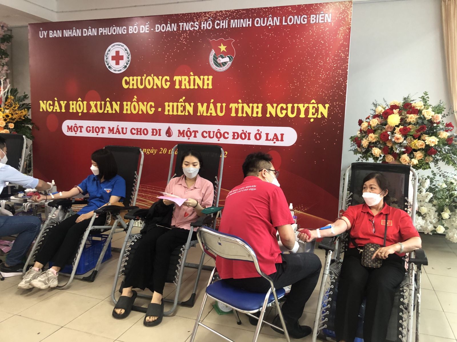 GV Nguyễn Thị Hằng Nga tham gia hiến máu nhân đạo