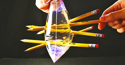 Thí nghiệm khoa học: Bút chì xiên túi nước không làm nước tràn ra ngoài