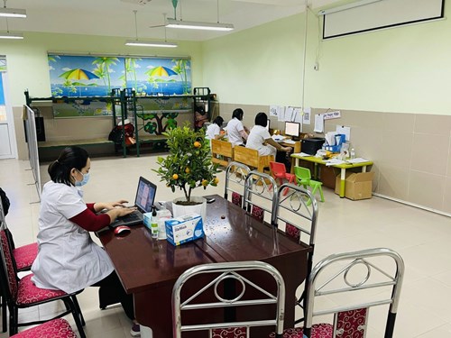Nhân viên y tế trường mầm non Hồng Tiến tích cực tham gia công tác phòng chống dịch Covid-19 trên địa bàn phường Bồ Đề trong giai đoạn hiện nay.