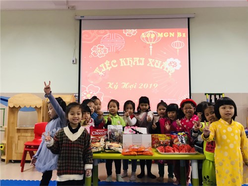 Thứ hai ngày 11/2/2019 tất cả các lớp trong trường MN Hồng Tiến đã tổ chức tiệc khai xuân cho các bé. 