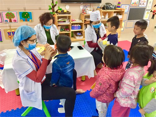  Trường MN Hồng Tiến tổ chức khám sức khỏe định kỳ lần 2 cho học sinh toàn trường.