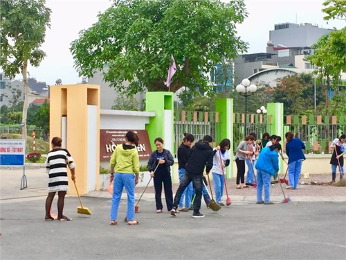 Trường mầm non Hồng Tiến tổ chức chiến dịch tổng vệ sinh môi trường phòng, chống dịch bệnh.