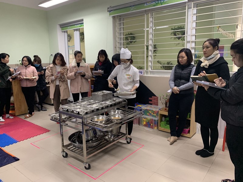 Kiến tập giờ ăn tại trường MN Hồng Tiến