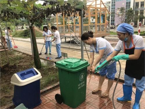 Thứ bẩy ngày 30/3/2019 Trường Mn Hồng Tiến tổ chức tổng vệ sinh và phun thuốc diệt muỗi các khu vực trong trường