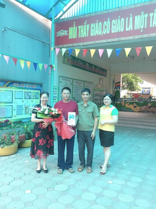           Trong tháng 06/2019  Công đoàn Trường mầm non Long Biên đã tặng hoa và quà sinh nhật cho 07 đồng chí