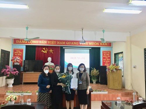 Trường mầm non Long Biên nhận quyết định bổ nhiệm phó hiệu trưởng