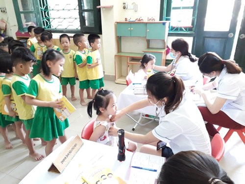 Trường mầm non Long Biên phối hợp với Trạm y tế phường Long Biên khám sức khỏe đầu năm cho trẻ năm học: 2019 - 2020
