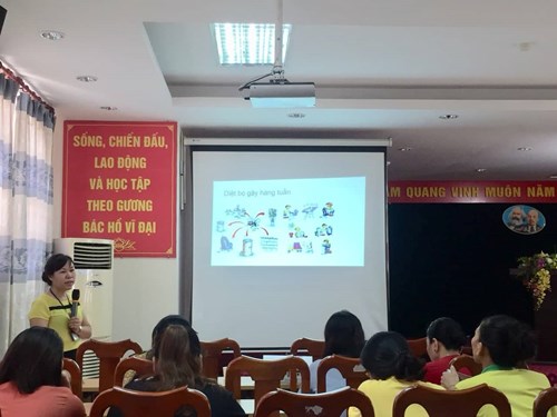 Nhân viên y tế nhà trường tham gia lớp tập huấn phòng chống dịch bệnh sốt xuất huyết do Trung tâm y tế Quận Long Biên tổ chức