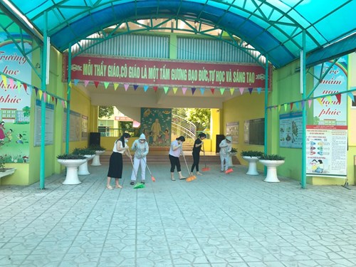 Trường mầm non Long Biên duy trì công tác tổng vệ sinh môi trường, phòng chống dịch bệnh trong mùa mưa bão.